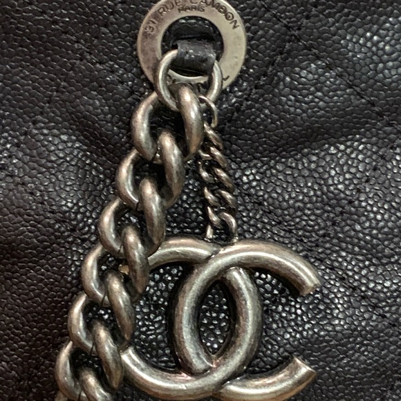 CHANEL Caviar Satchel w/
Gunmetal Hardware - Picture 4 of 16